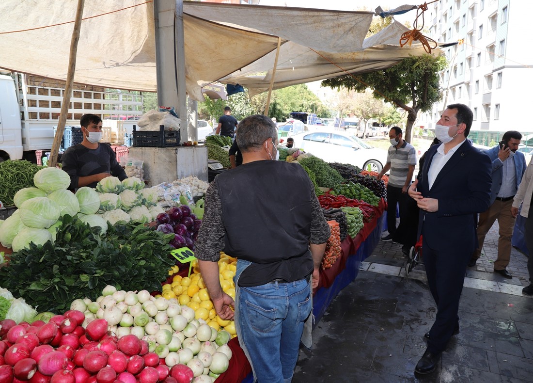 Başkan Baydilli, pazar esnafı ve alışveriş yapan vatandaşlarla bir araya geldi