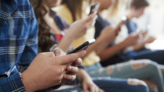 Öğrencilerinin cep telefonlarından çıplak fotoğrafları çalan öğretmene büyük para cezası