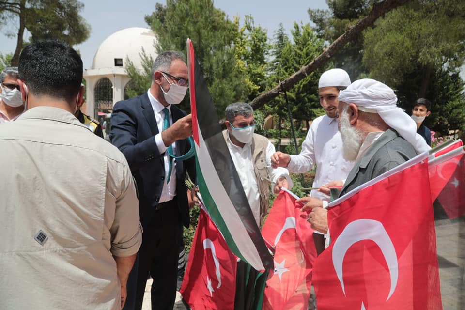 Bir 1 kişi, ayakta ve açık hava görseli olabilir