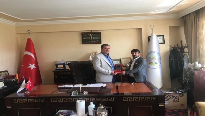 AZİZ AKKUŞ, SEÇİMDE GÜVEN TAZELEYEN BAŞKAN ABDULLAH ÇETİNKAYA `YA TEBRİK