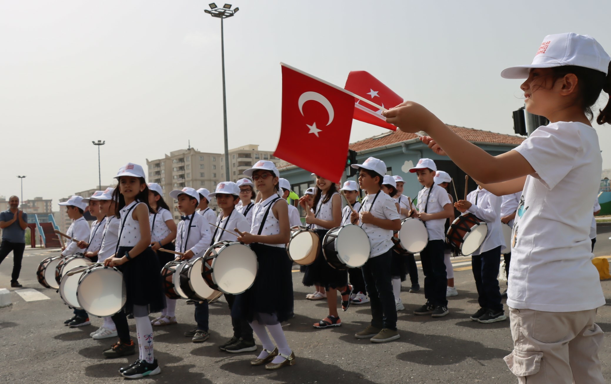 ÖĞRENCİLERDEN TRAFİK HAFTASI KUTLAMASI