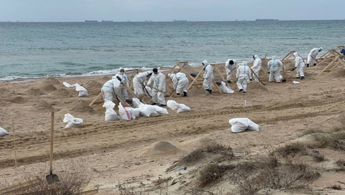 Birleşik Rusya gönüllüleri Bugayskaya Tükürüğünden 150 tondan fazla yakıt yağı ve kirli toprak topladı ve çıkardı