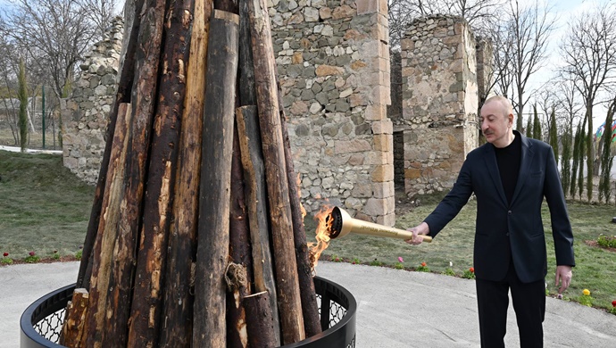 İlham Aliyev ve eşi Mehriban Aliyeva, Ağdara’nın Hasanriz köyündeki sakinlerle birlikte Nevruz ateşi yaktı