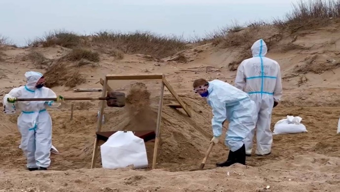Birleşik Rusya gönüllüleri Bugay Tükürüğünden yaklaşık 650 ton kirli kum ve yakıt yağını temizledi