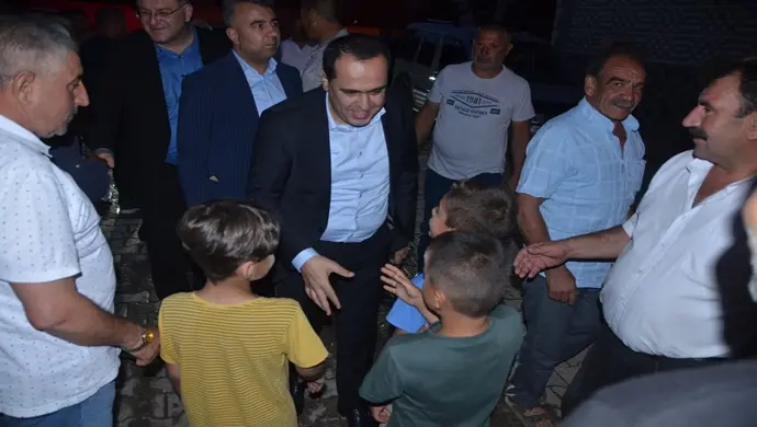 Birecik Belediye Başkanı Mehmet Begit, “Vatandaş Soruyor, Başkan Cevaplıyor” programı kapsamında Bağlarbaşı Mahallesinde hemşehrileriyle buluştu