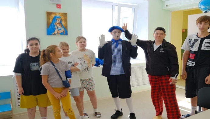 Birleşik Rusya, Surgut’taki genç hastane hastaları için tiyatro gösterisi düzenledi