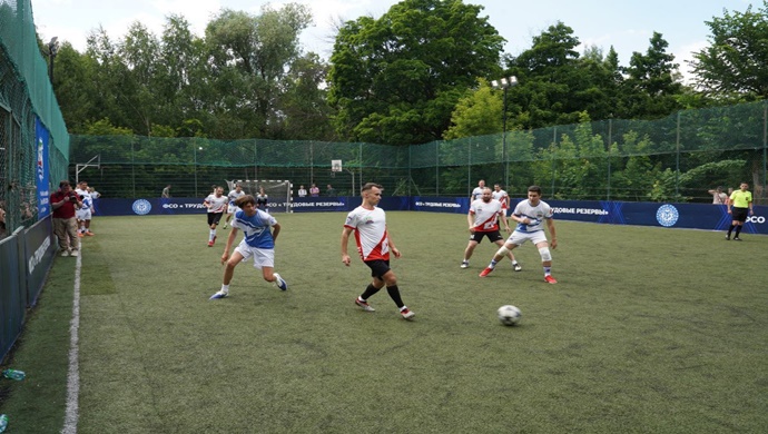 Kazan’da, Birleşik Rusya aktivistleri gazetecilerle futbol maçı yaptı