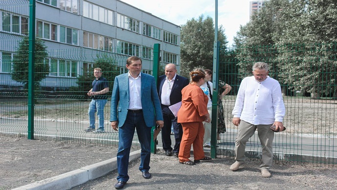 Okullar, bir klinik, bir toplum merkezi, yollar: Birleşik Rusya milletvekilleri, Halk Programı kapsamındaki yerlerdeki çalışmaların hızını ve kalitesini değerlendirdi